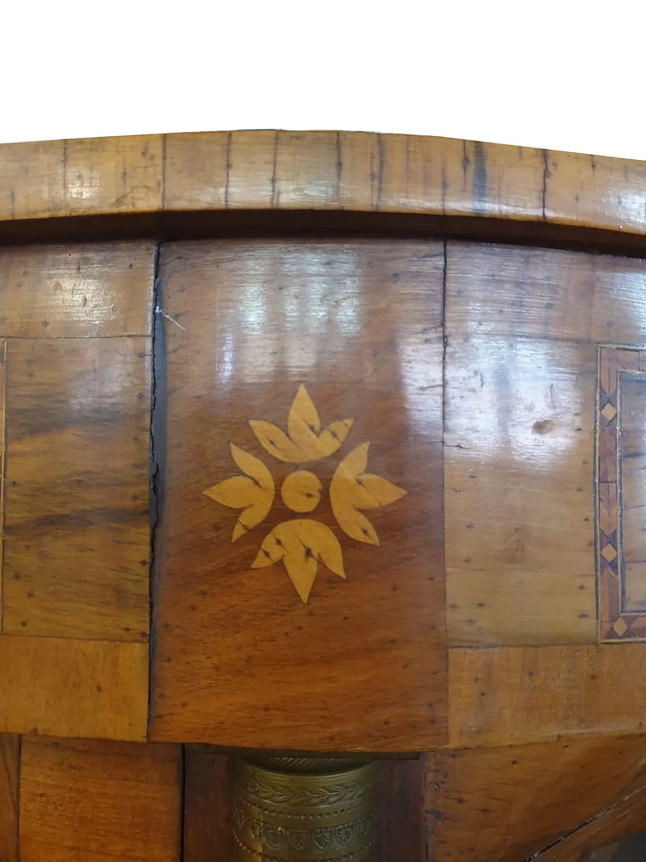 Vetrina Luigi Filippo in noce con vetri decorati, '800 3