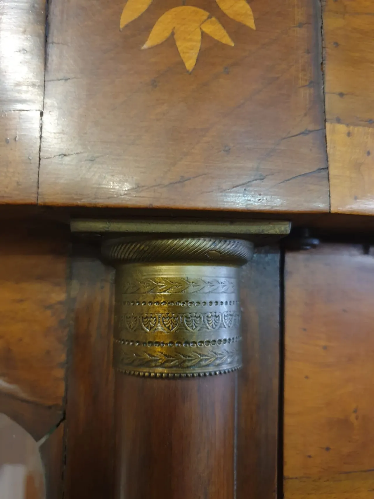 Vetrina Luigi Filippo in noce con vetri decorati, '800 6