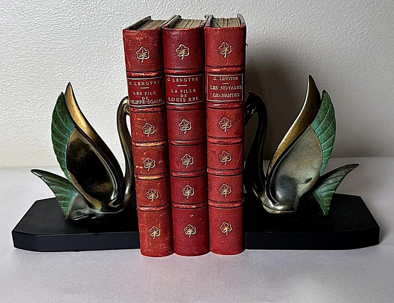 Coppia di reggilibri in ottone e marmo, anni '30 16