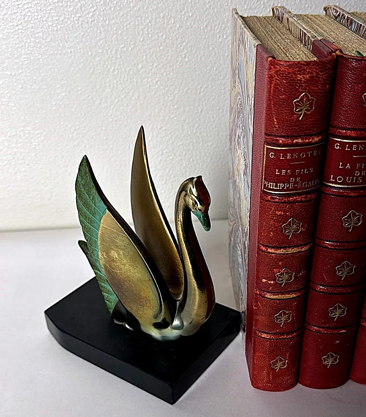 Coppia di reggilibri in ottone e marmo, anni '30 18