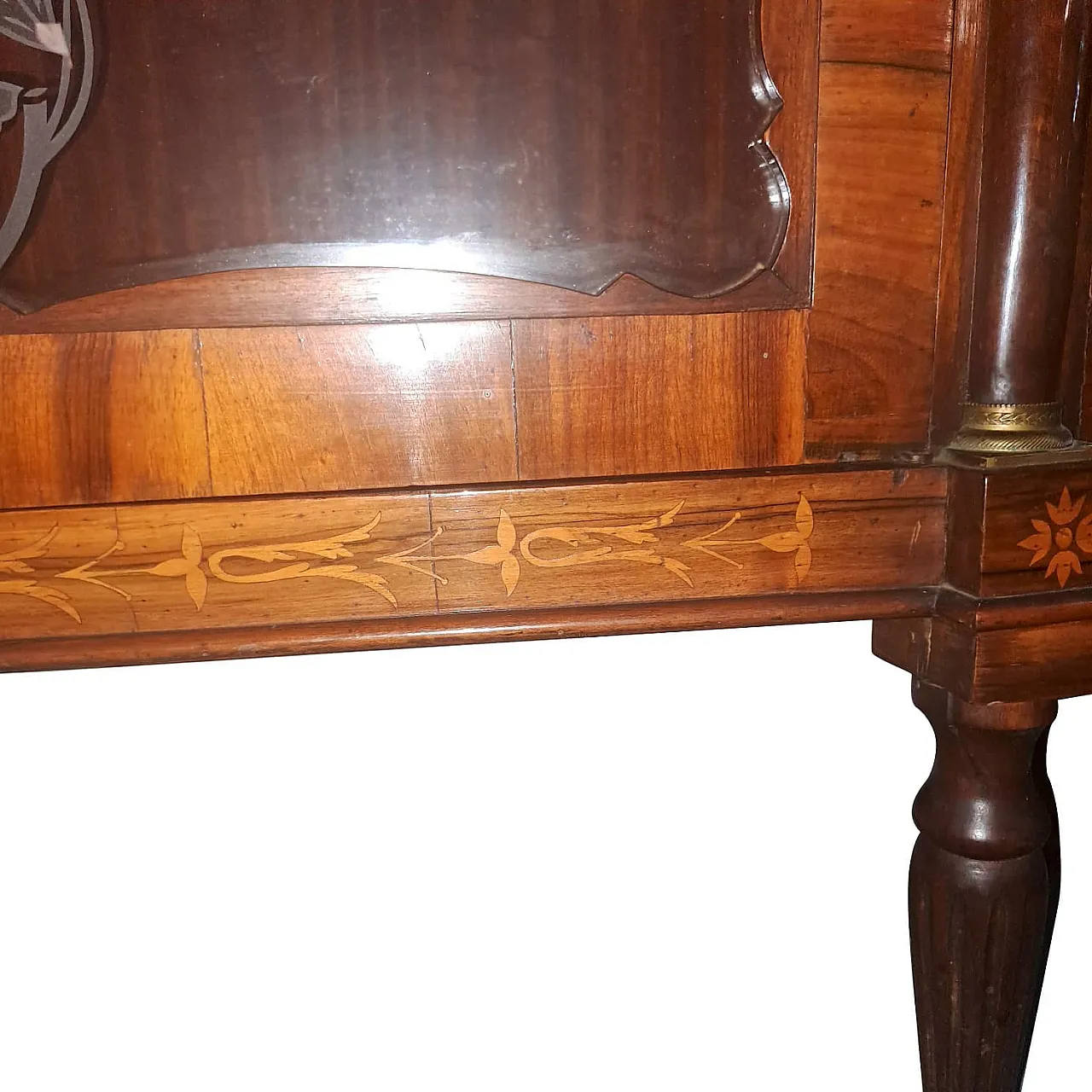 Vetrina Luigi Filippo in noce con vetri decorati, '800 19