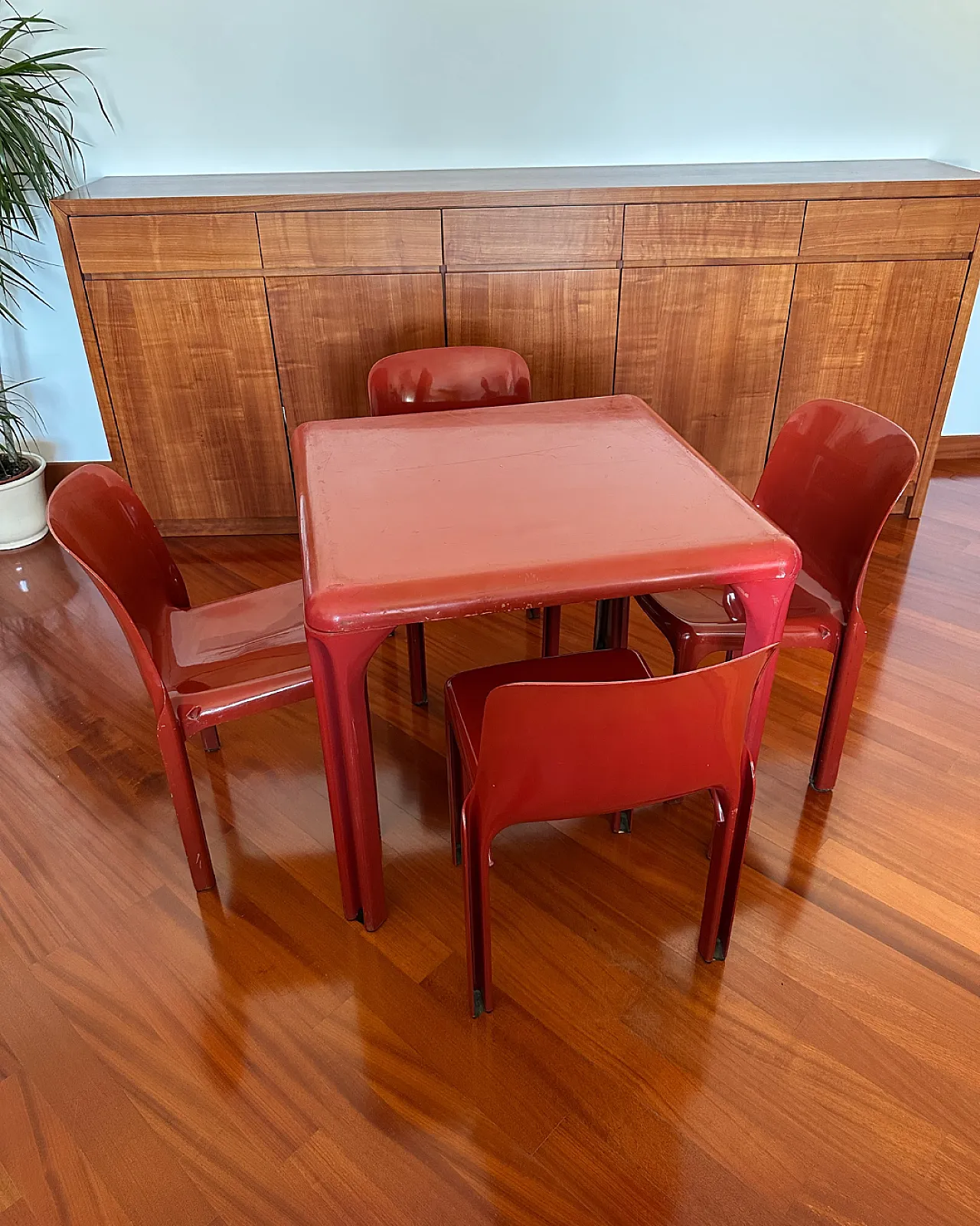 Tavolo con 4 sedie Selene di Vico Magistretti per Artemide, anni '60 2