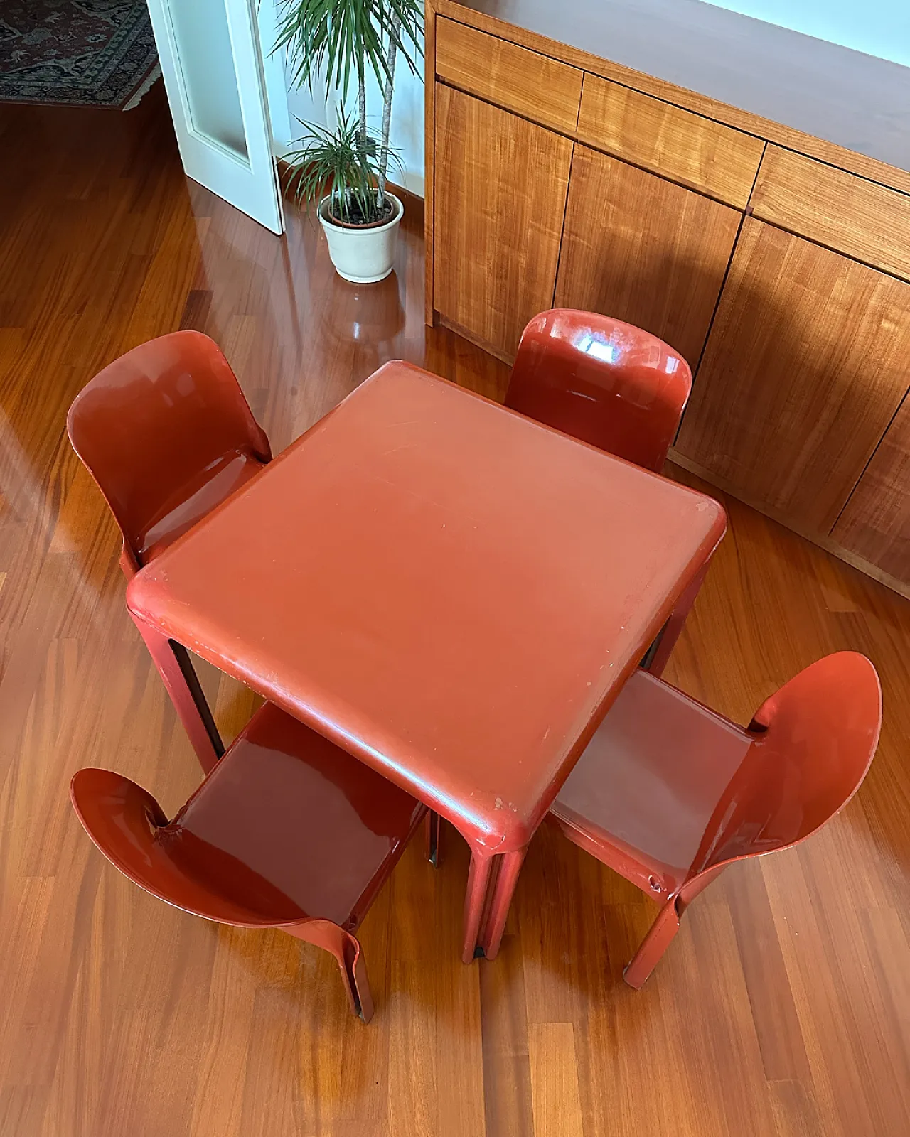 Tavolo con 4 sedie Selene di Vico Magistretti per Artemide, anni '60 25