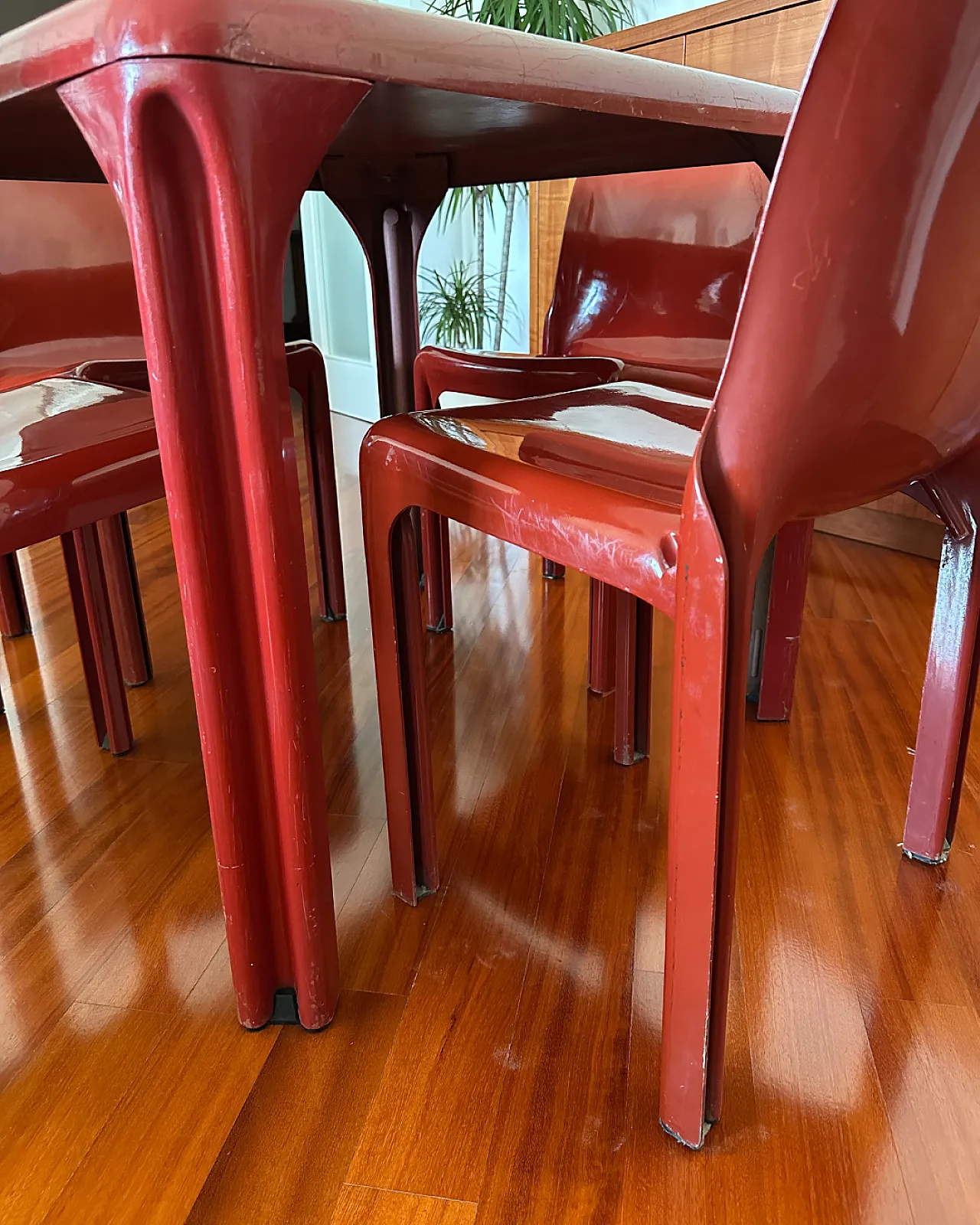 Tavolo con 4 sedie Selene di Vico Magistretti per Artemide, anni '60 31