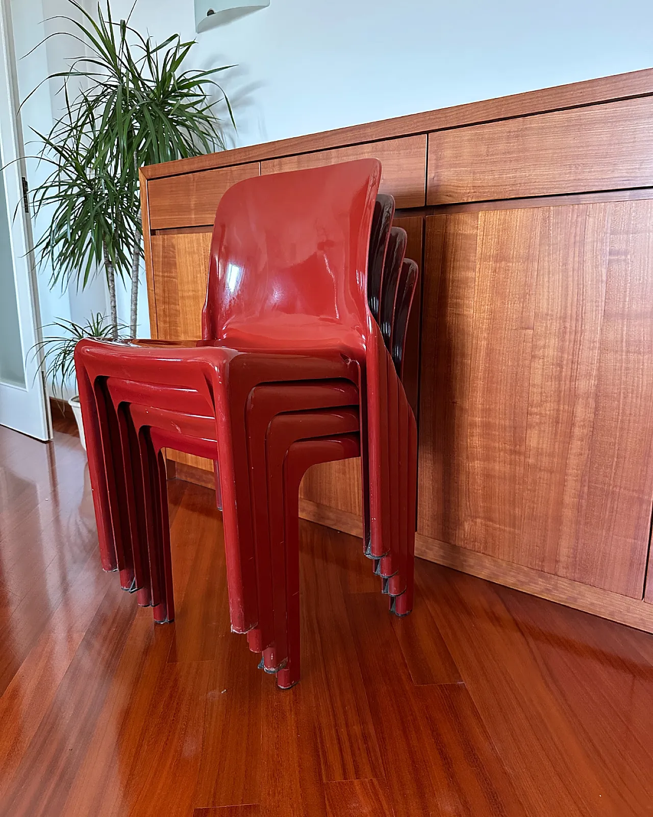 Tavolo con 4 sedie Selene di Vico Magistretti per Artemide, anni '60 37