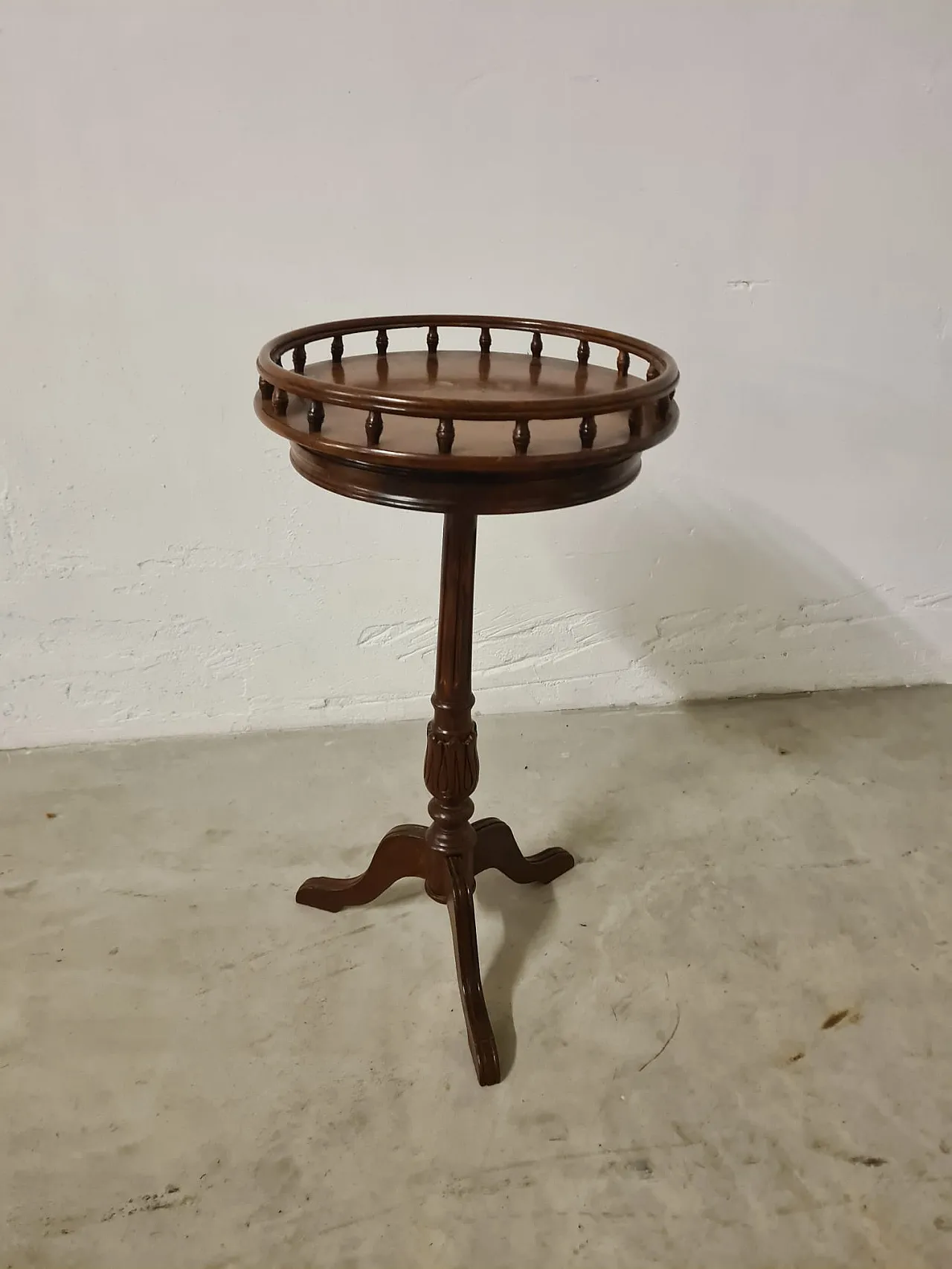 Victorian style circular table, late 19th century 2