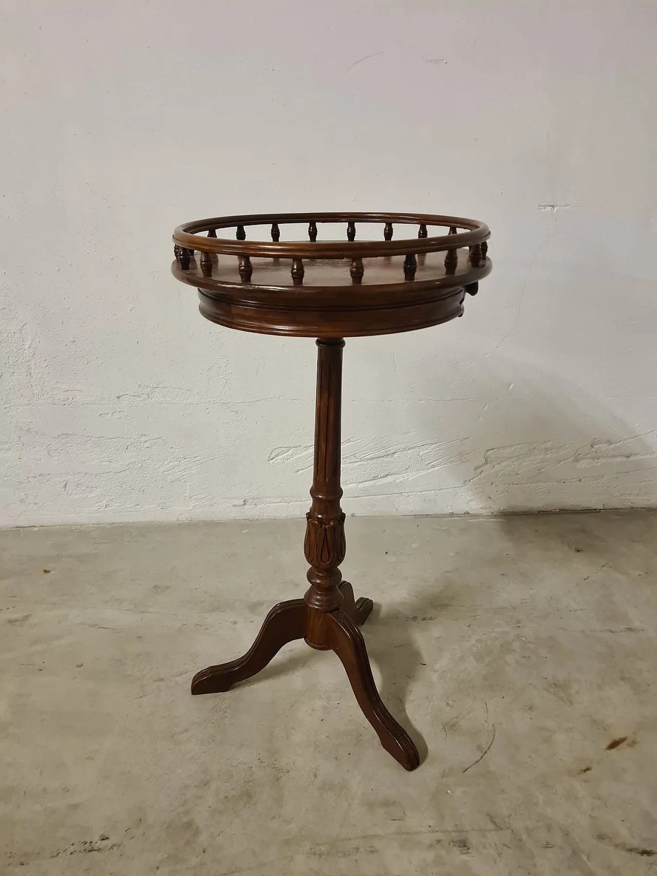 Victorian style circular table, late 19th century 3