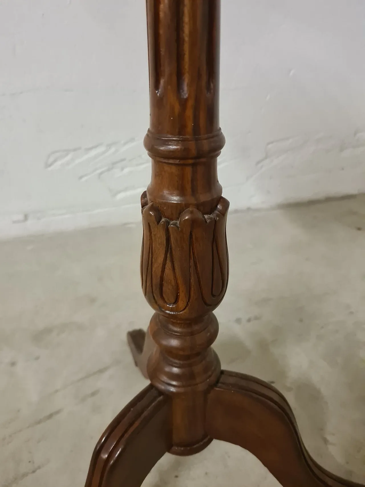 Victorian style circular table, late 19th century 4