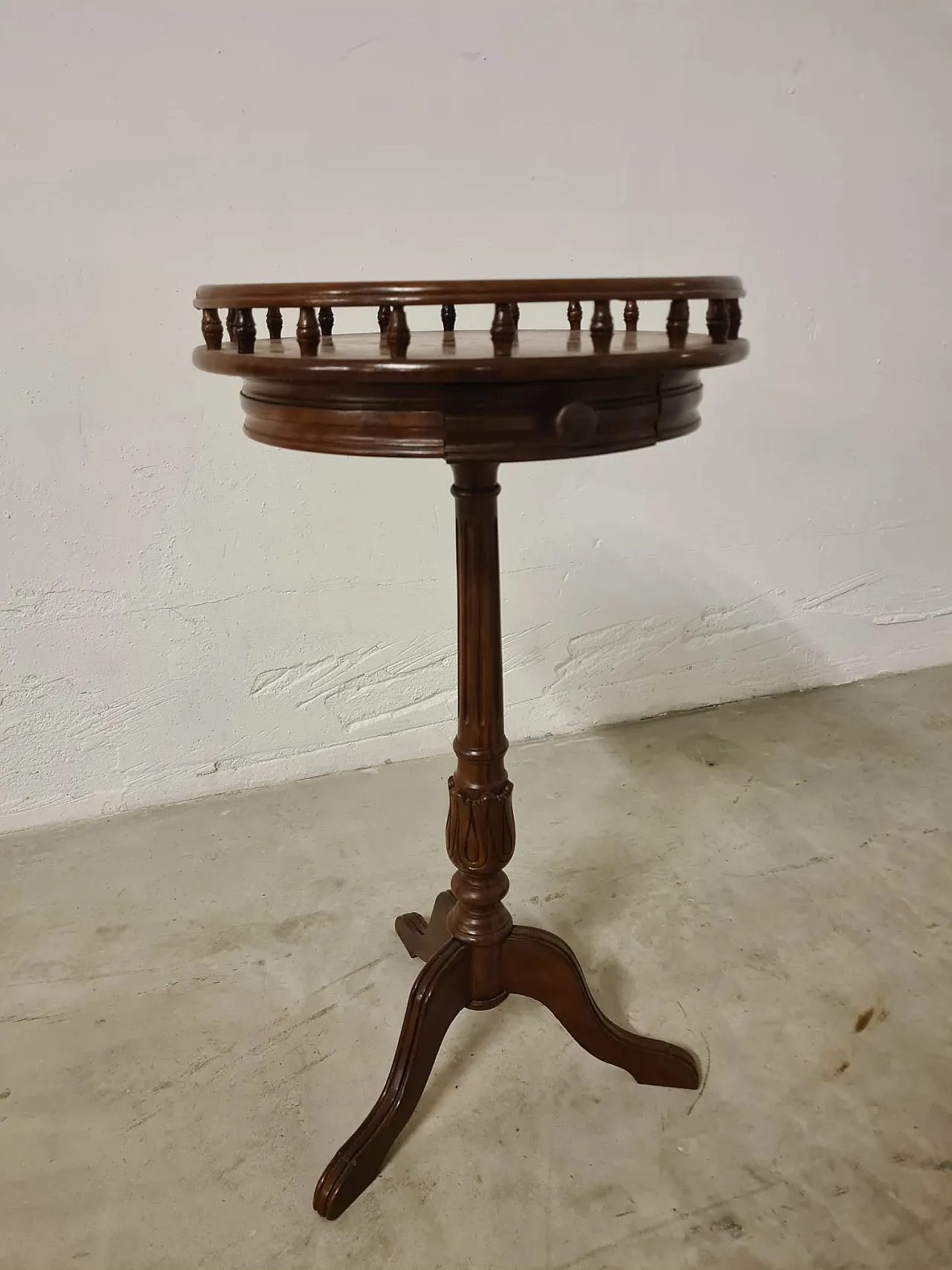 Victorian style circular table, late 19th century 5