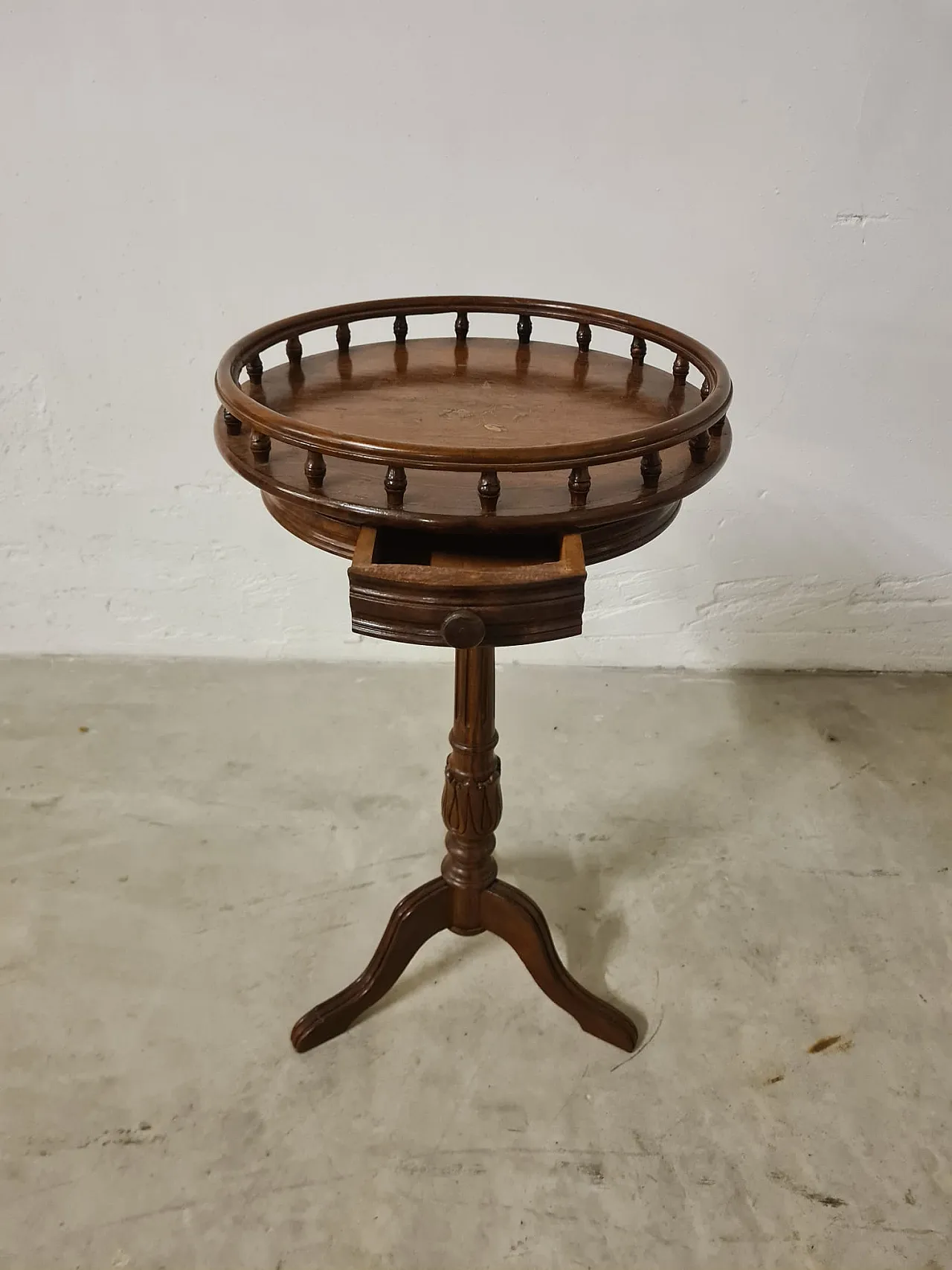 Victorian style circular table, late 19th century 6