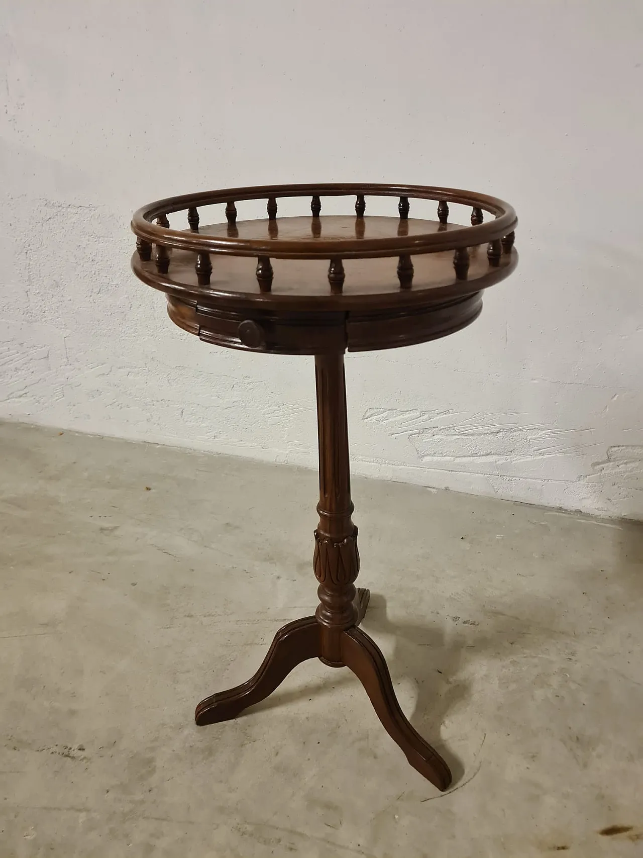Victorian style circular table, late 19th century 9