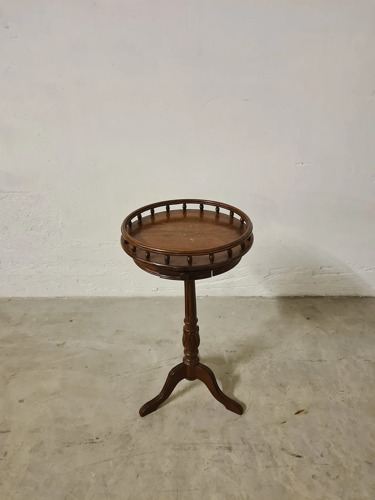 Victorian style circular table, late 19th century 10