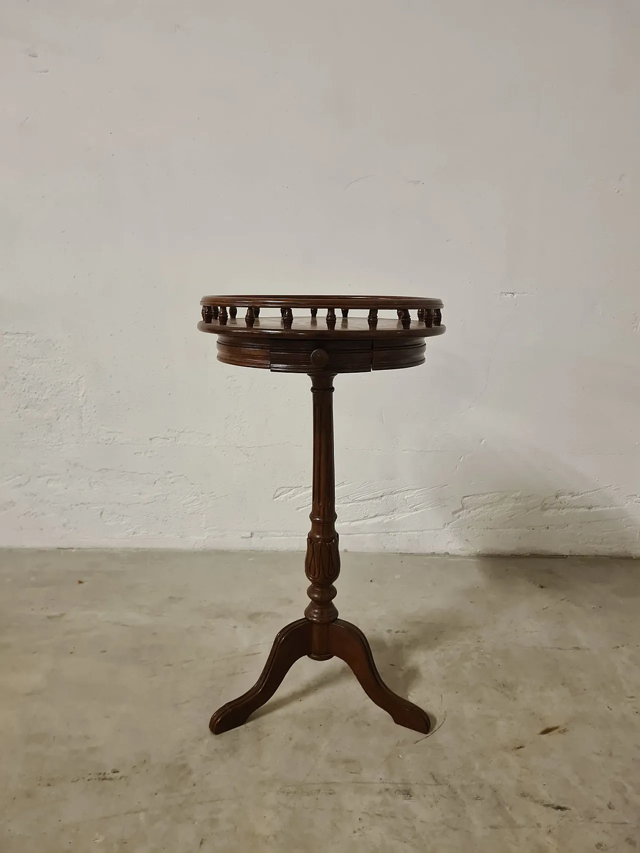 Victorian style circular table, late 19th century 11