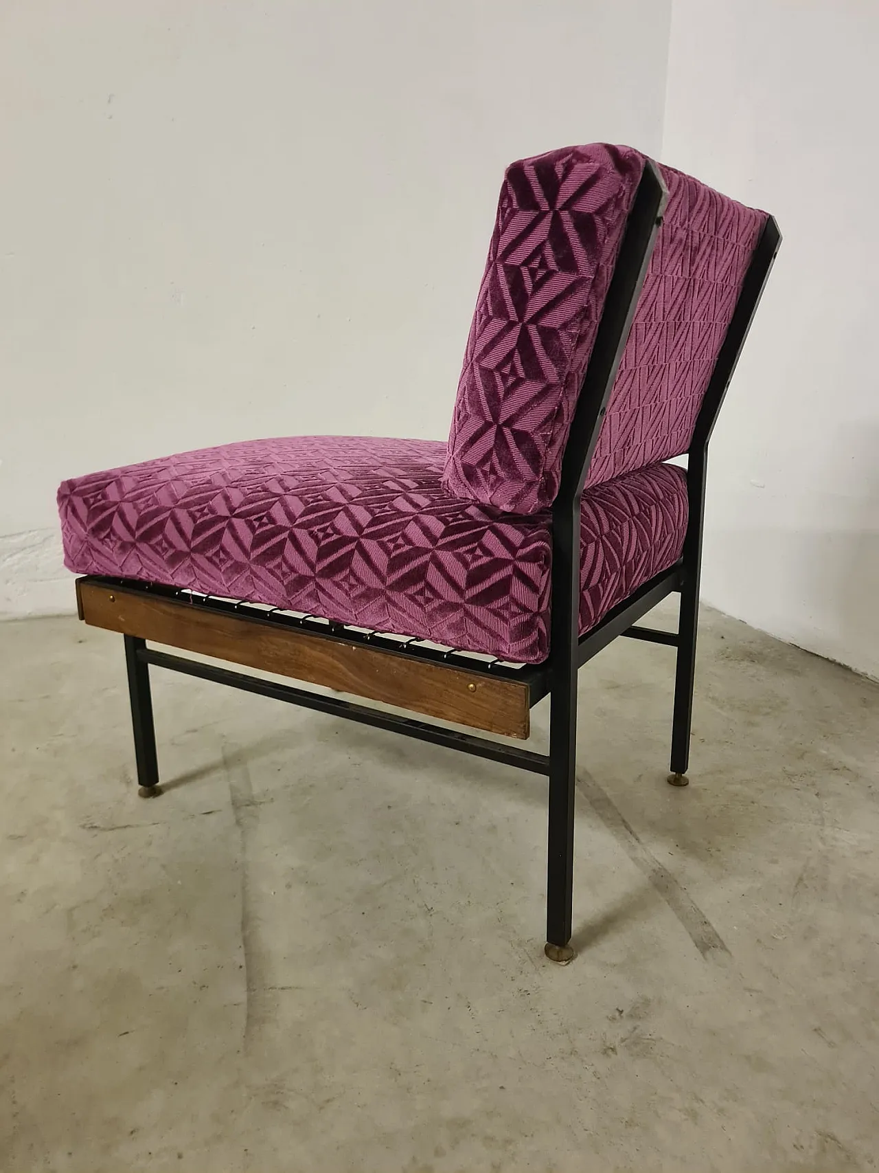 Coppia di poltroncine in metallo, legno e velluto, anni '60 1