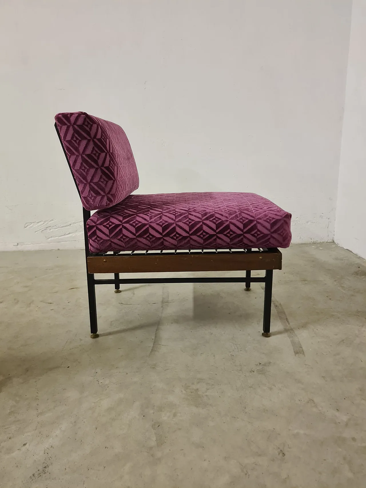 Coppia di poltroncine in metallo, legno e velluto, anni '60 4