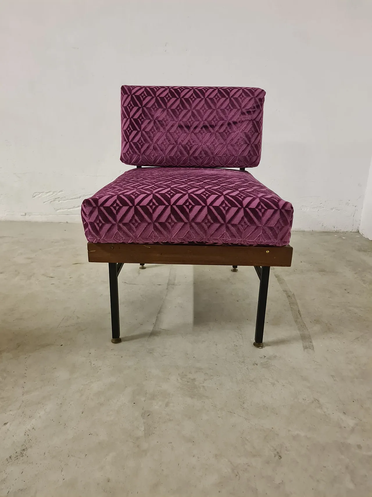 Coppia di poltroncine in metallo, legno e velluto, anni '60 6