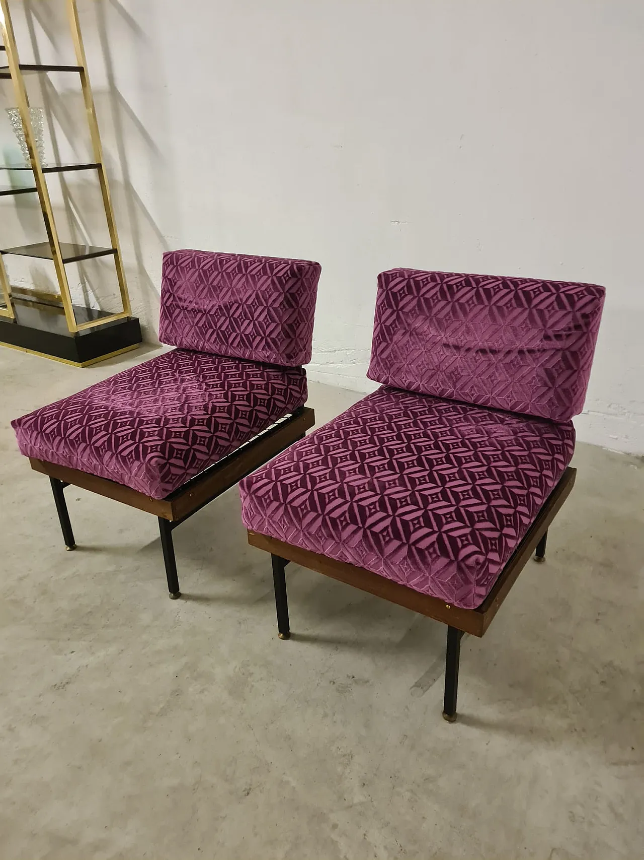 Coppia di poltroncine in metallo, legno e velluto, anni '60 7