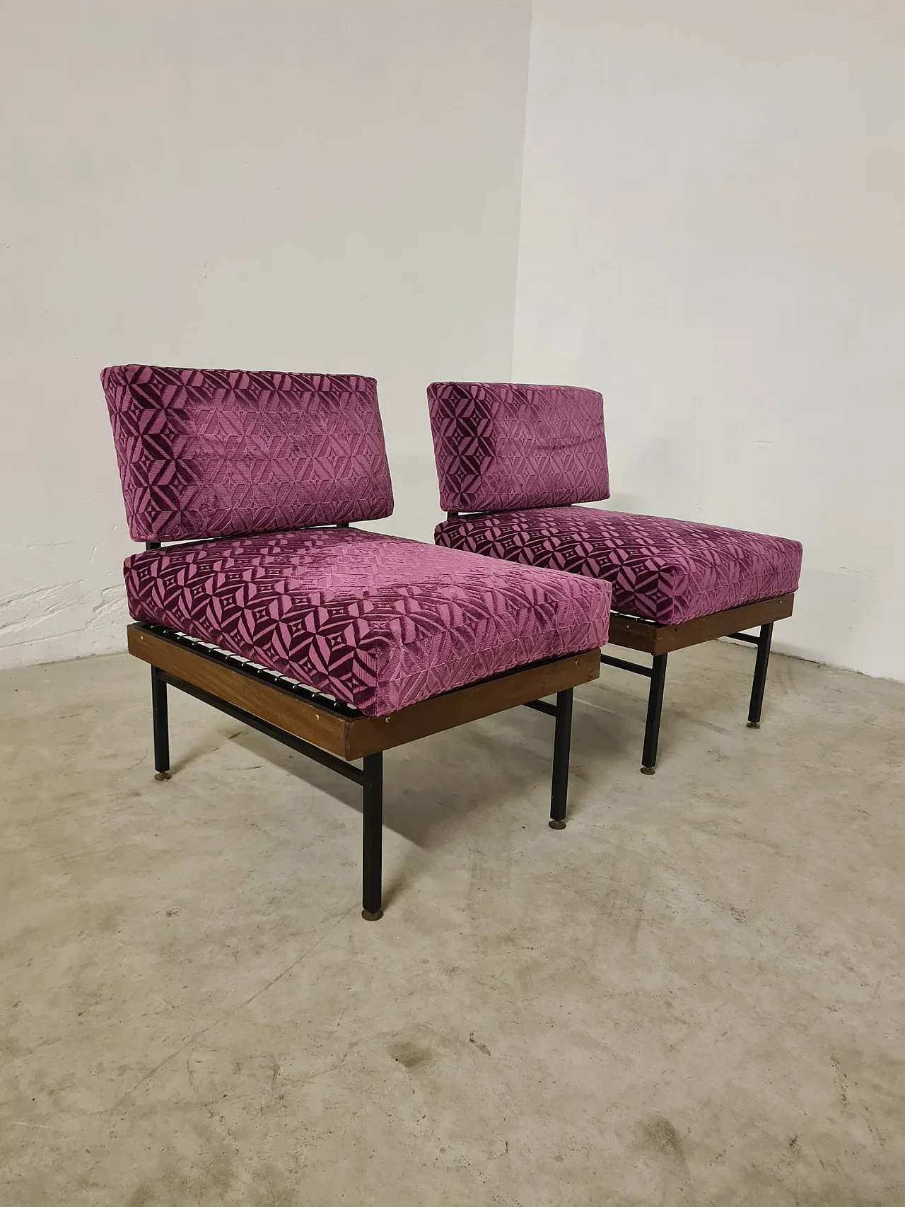 Coppia di poltroncine in metallo, legno e velluto, anni '60 8