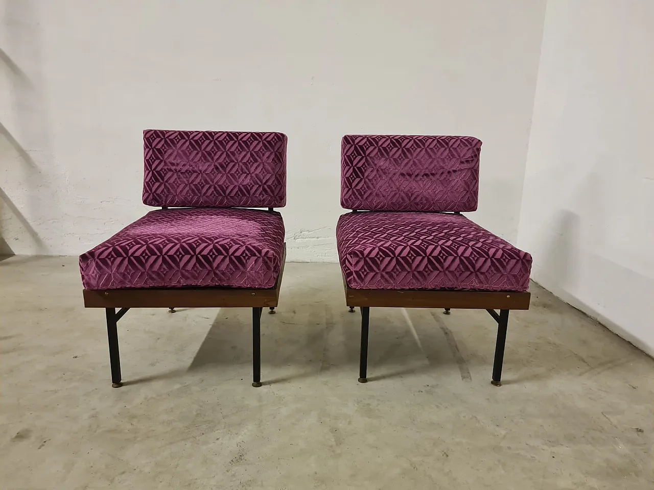 Coppia di poltroncine in metallo, legno e velluto, anni '60 9