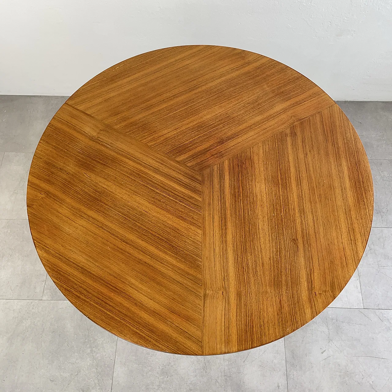 Round table in wood and brass, 1950s 5