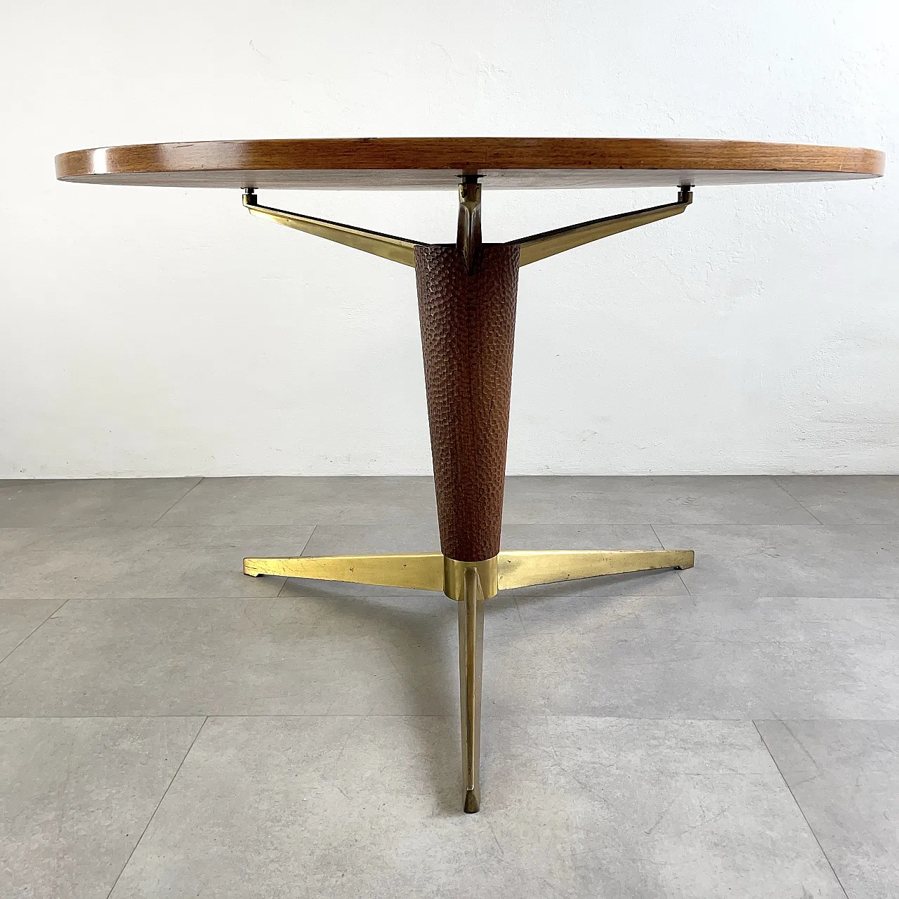 Round table in wood and brass, 1950s 6