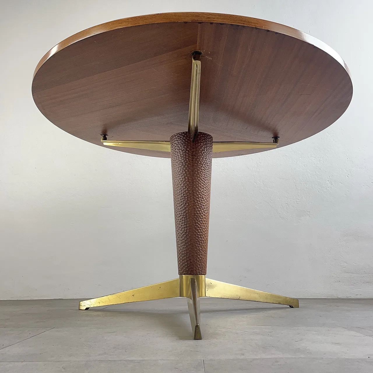 Round table in wood and brass, 1950s 7