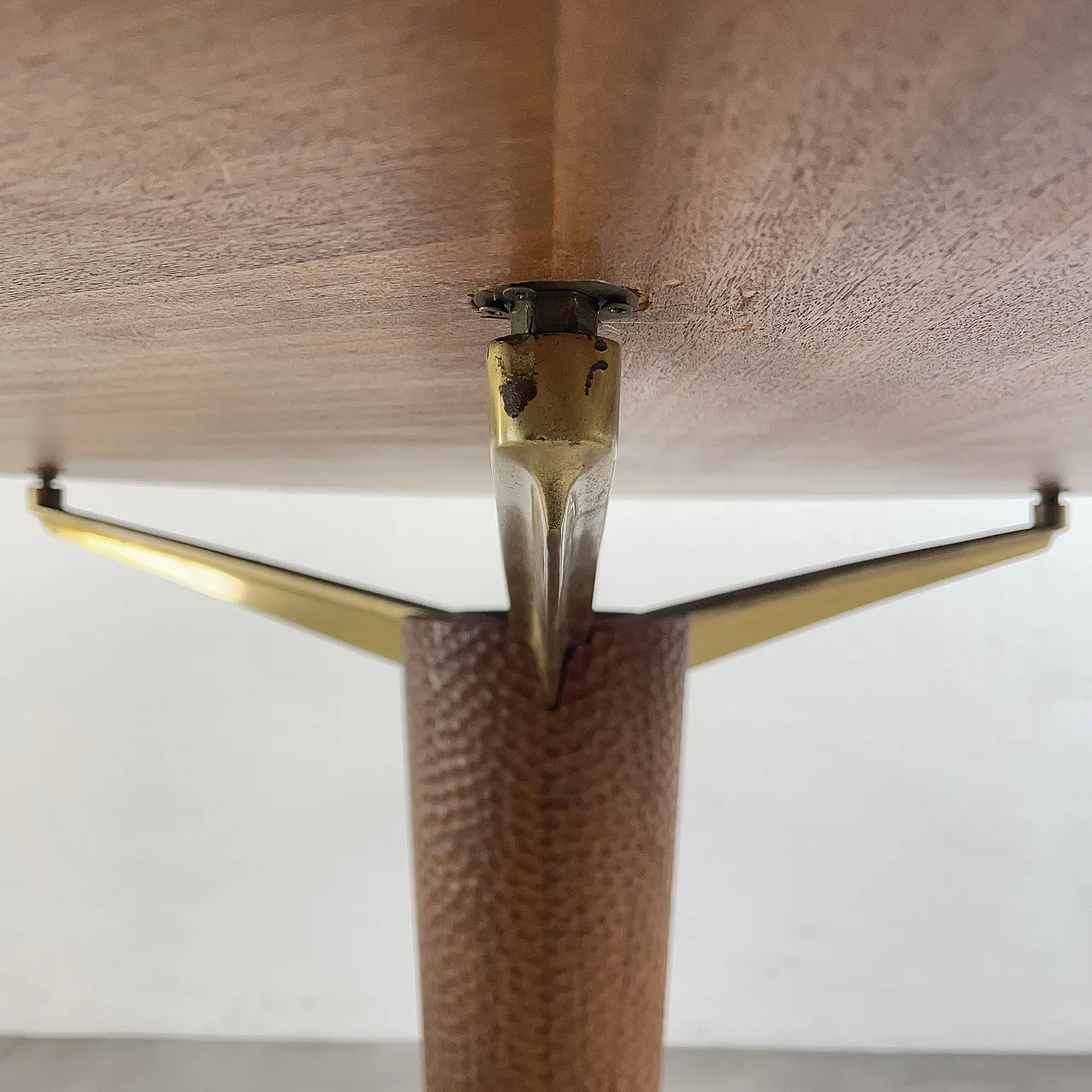 Round table in wood and brass, 1950s 8