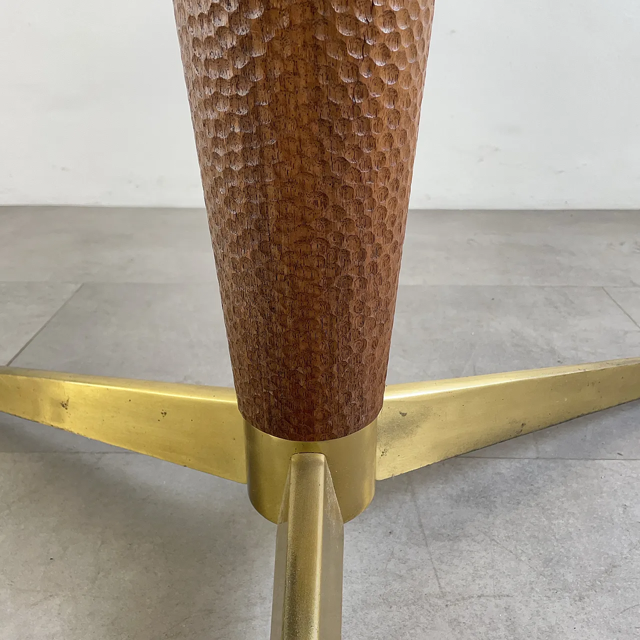 Round table in wood and brass, 1950s 10