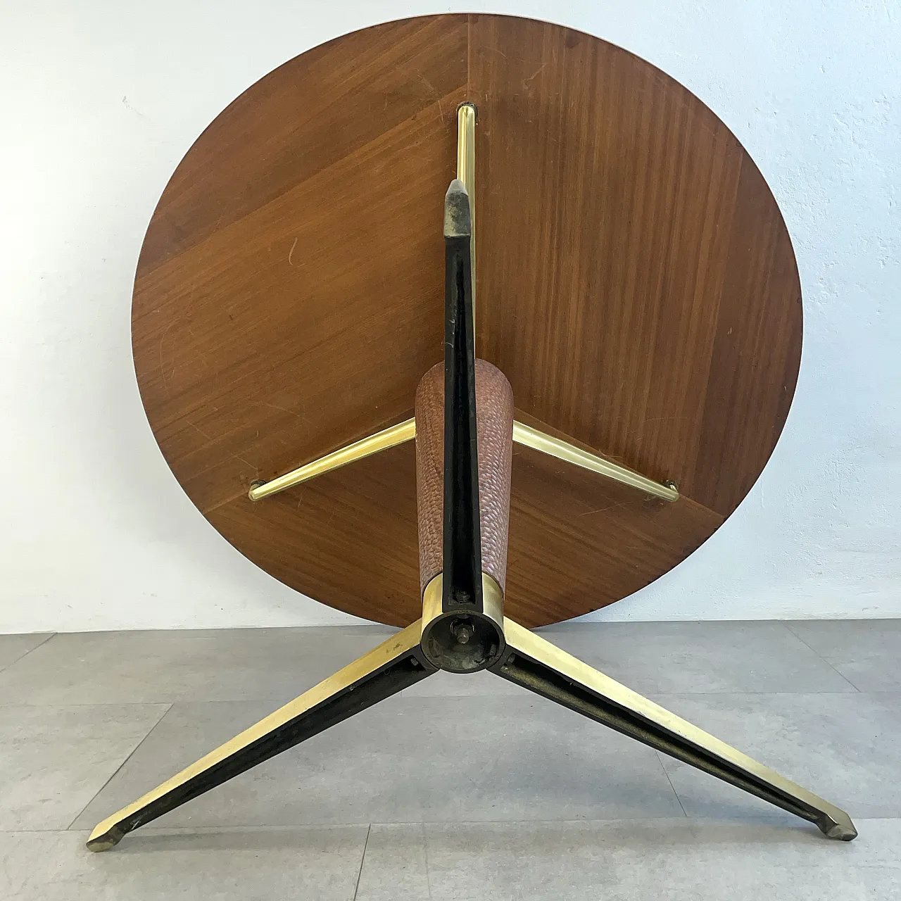 Round table in wood and brass, 1950s 11
