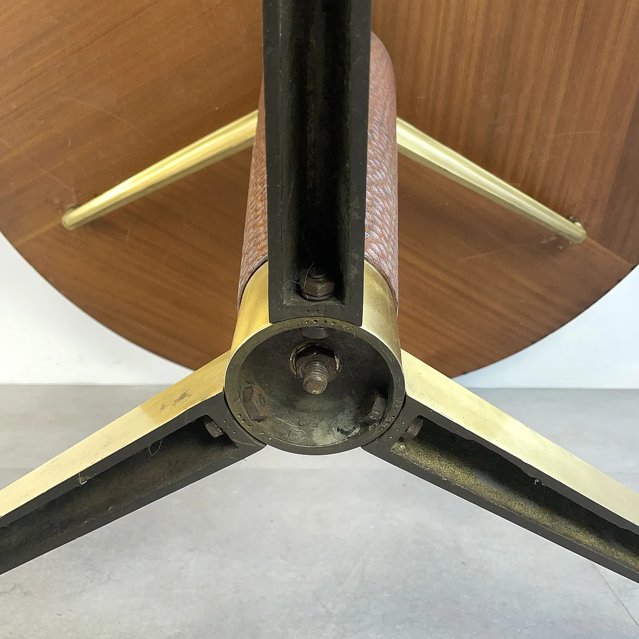 Round table in wood and brass, 1950s 12