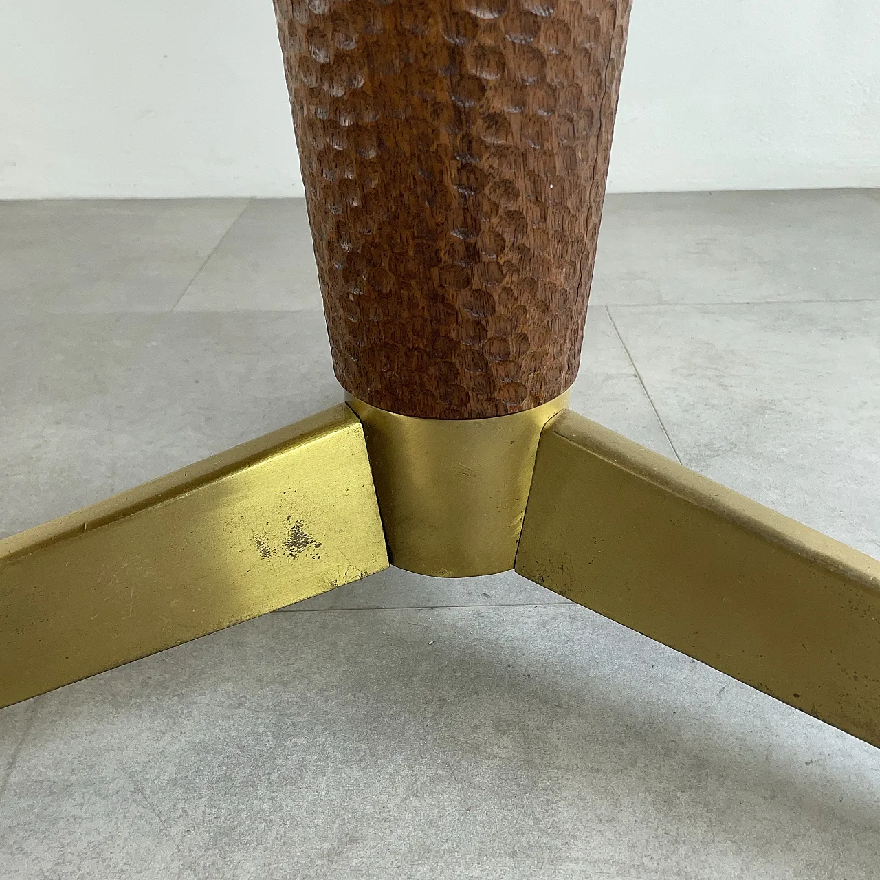 Round table in wood and brass, 1950s 15