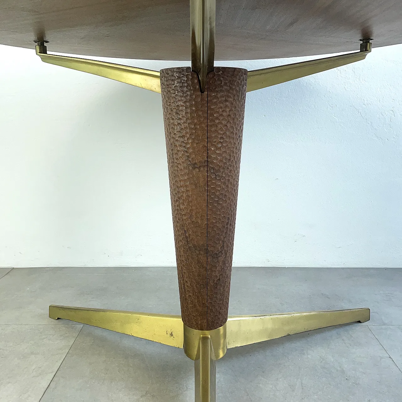 Round table in wood and brass, 1950s 16