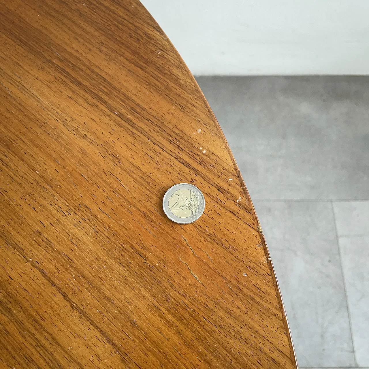 Round table in wood and brass, 1950s 19