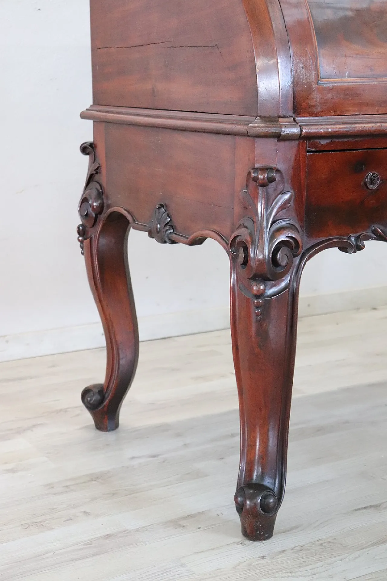 Imposing roller desk in walnut, '800 4