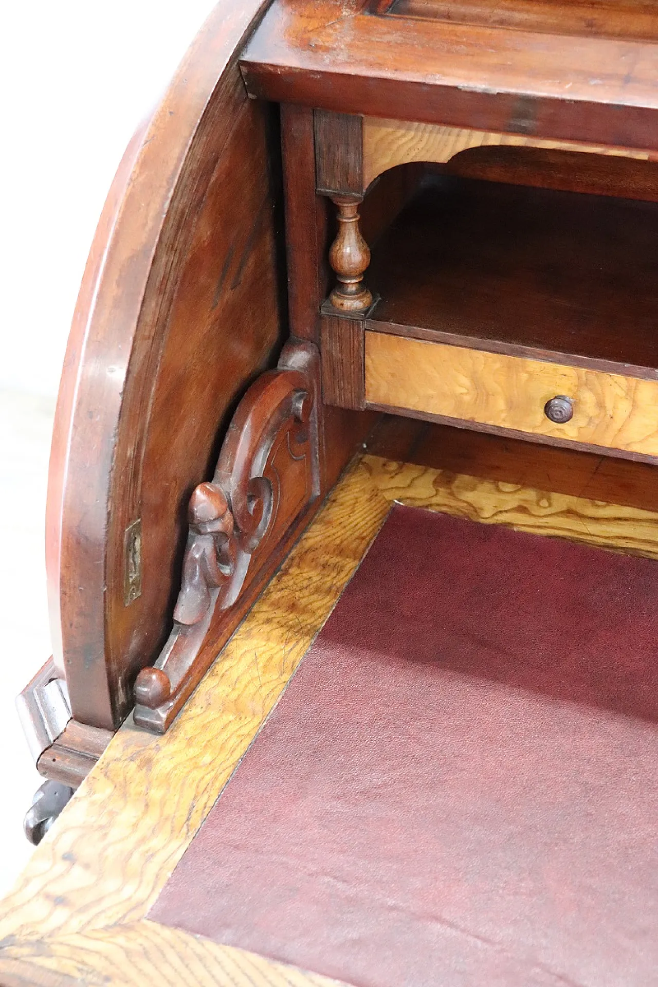 Imposing roller desk in walnut, '800 7