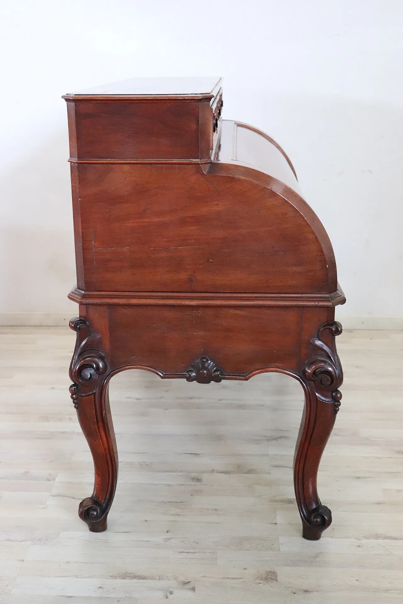 Imposing roller desk in walnut, '800 12