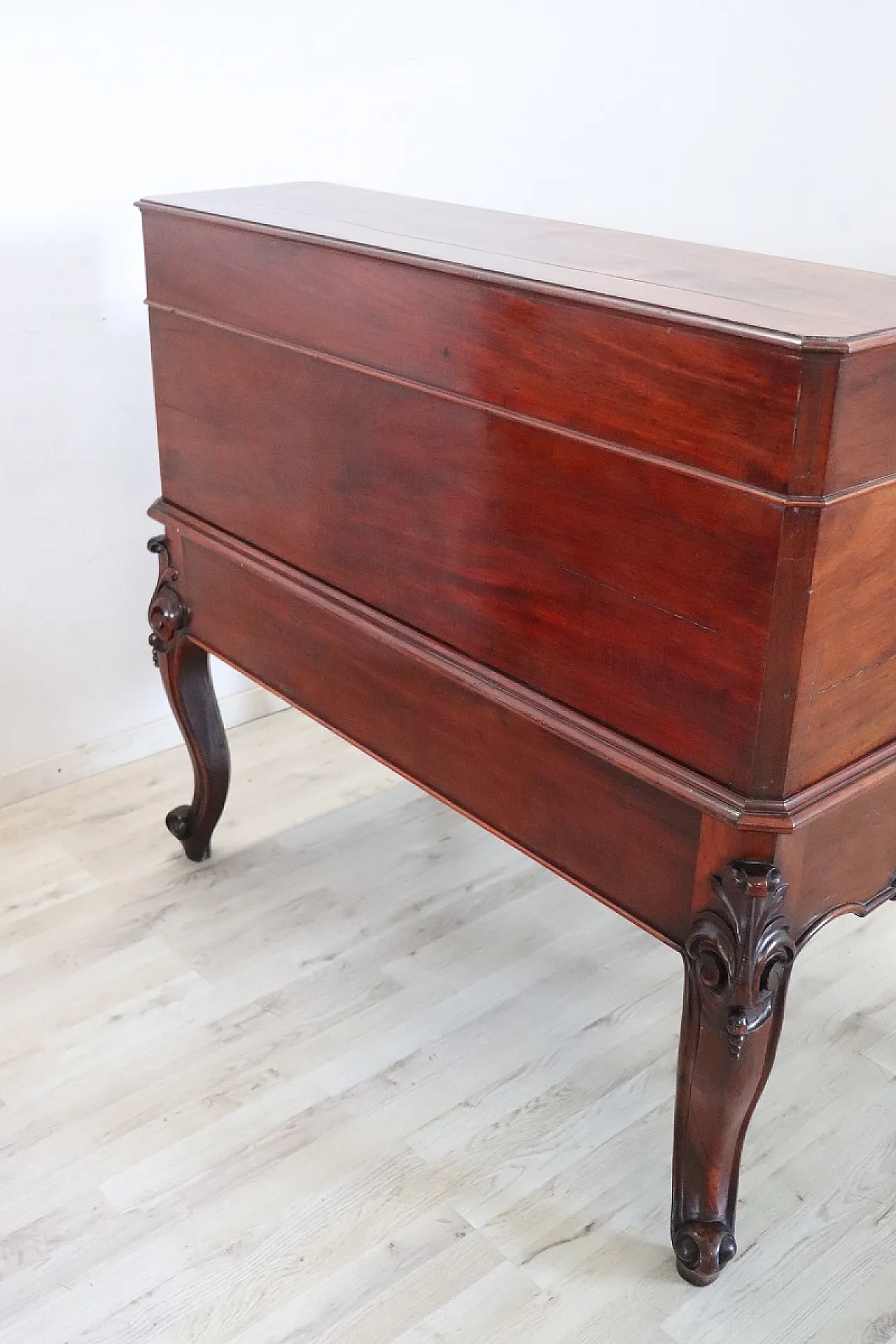 Imposing roller desk in walnut, '800 13