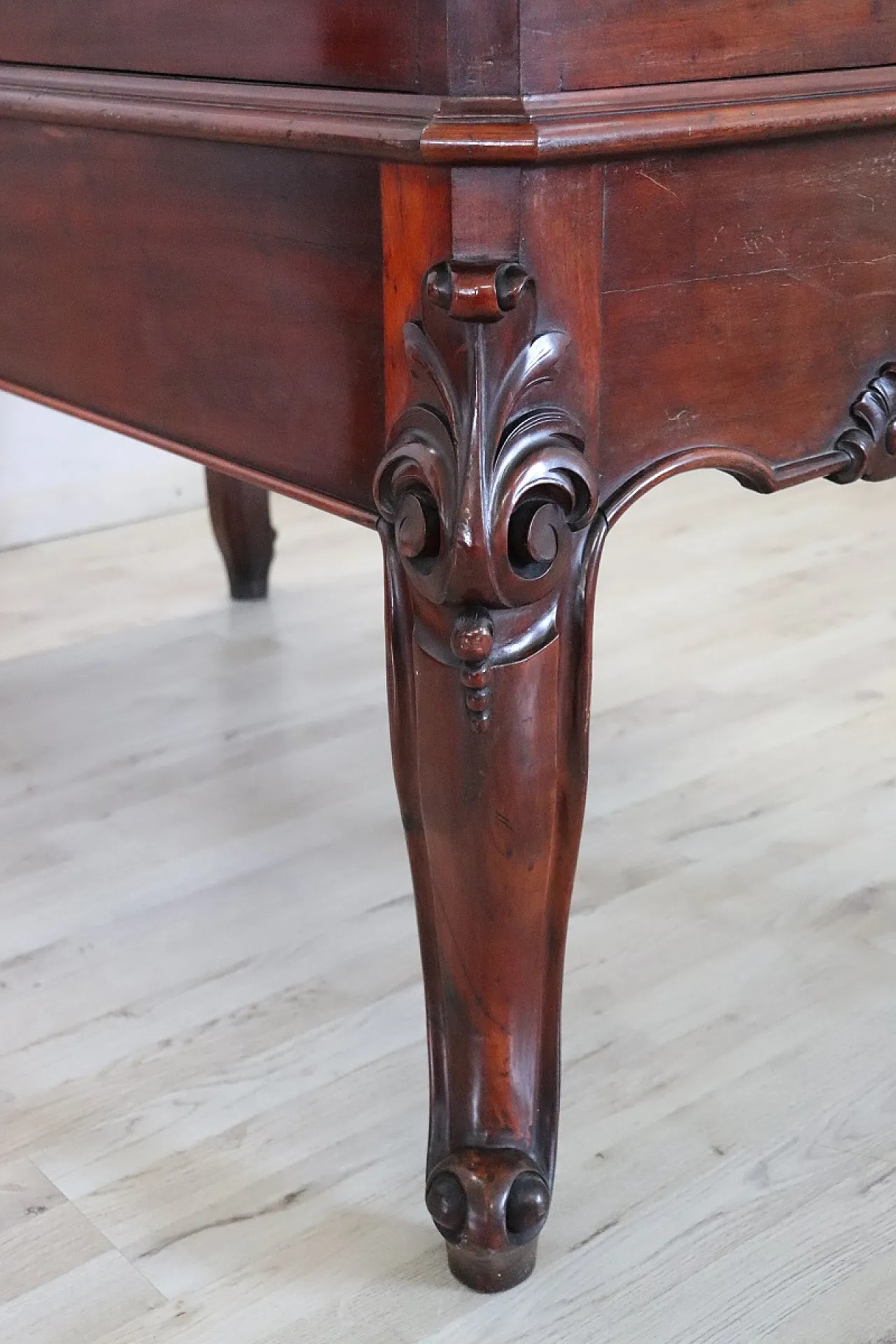 Imposing roller desk in walnut, '800 14