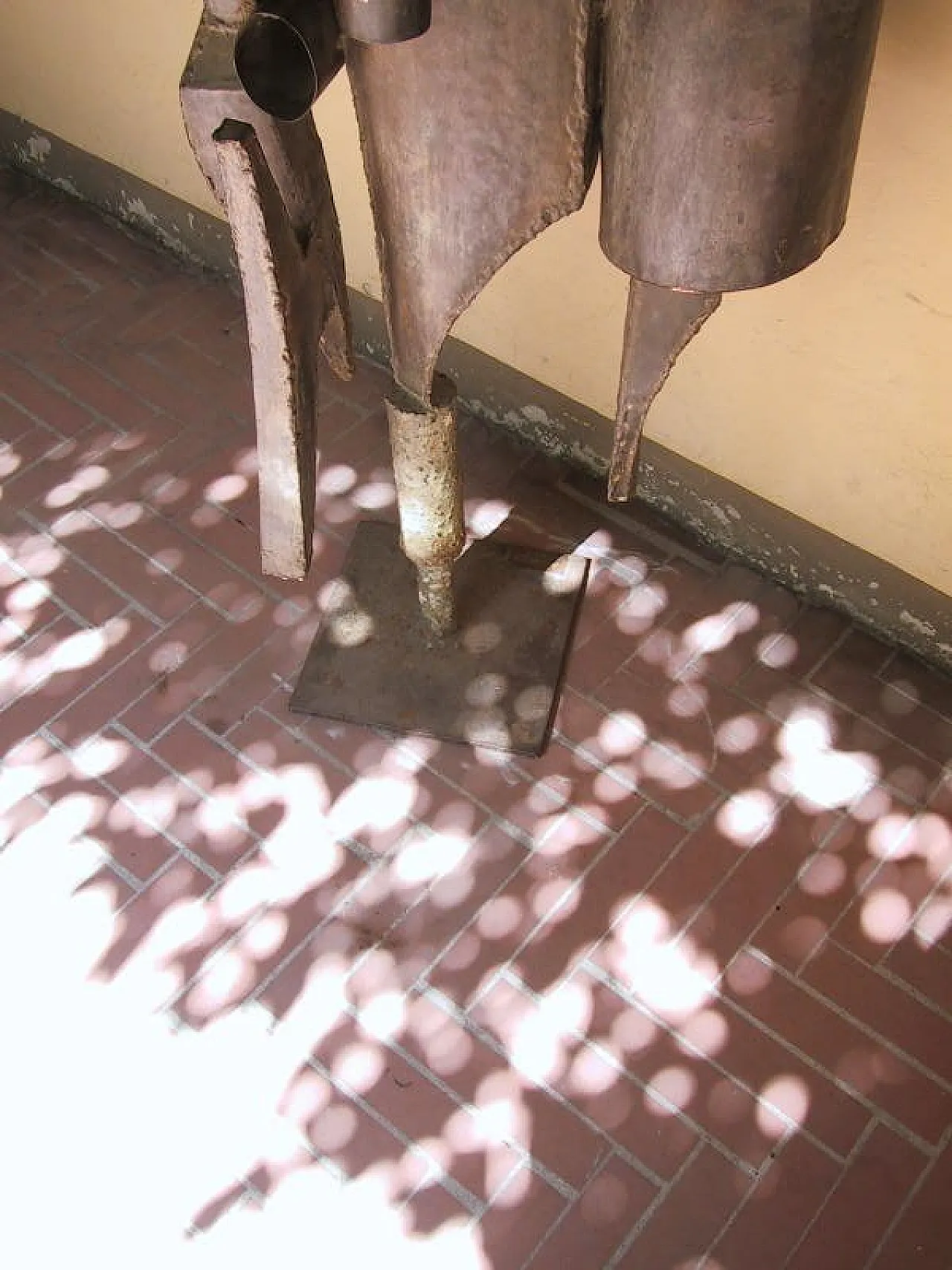 Scultura astratta in ferro di Antonio Saura, anni '60 10