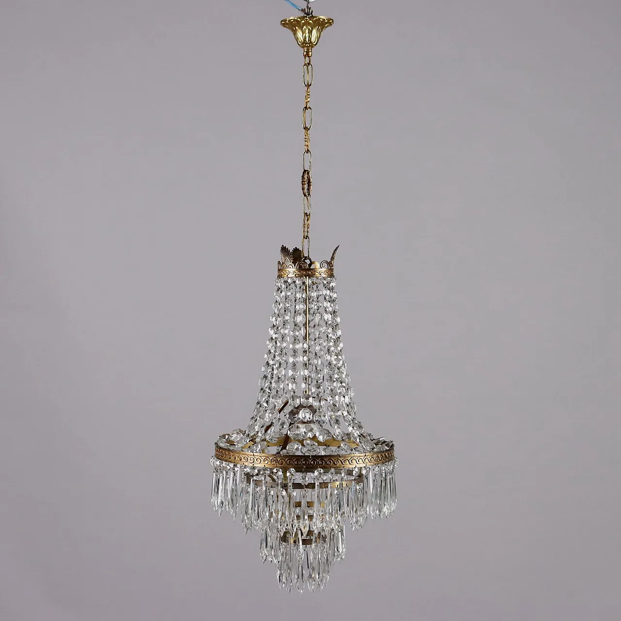 Lampadario a mongolfiera in bronzo dorato e pendenti in vetro 1