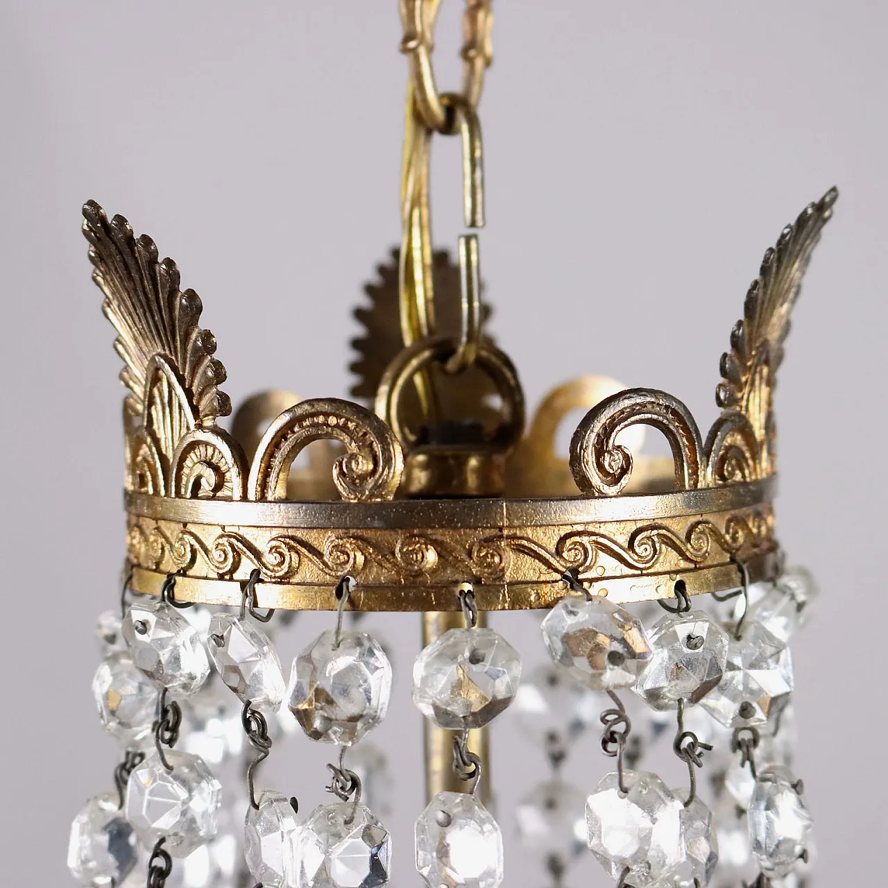 Lampadario a mongolfiera in bronzo dorato e pendenti in vetro 5