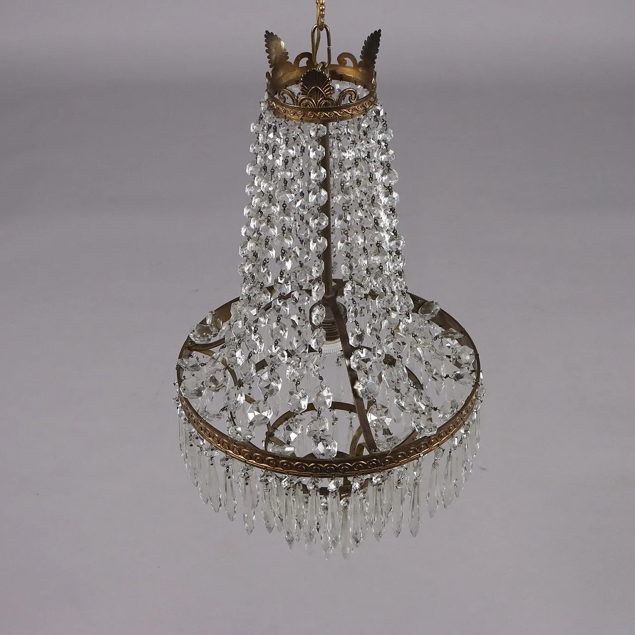 Lampadario a mongolfiera in bronzo dorato e pendenti in vetro 7