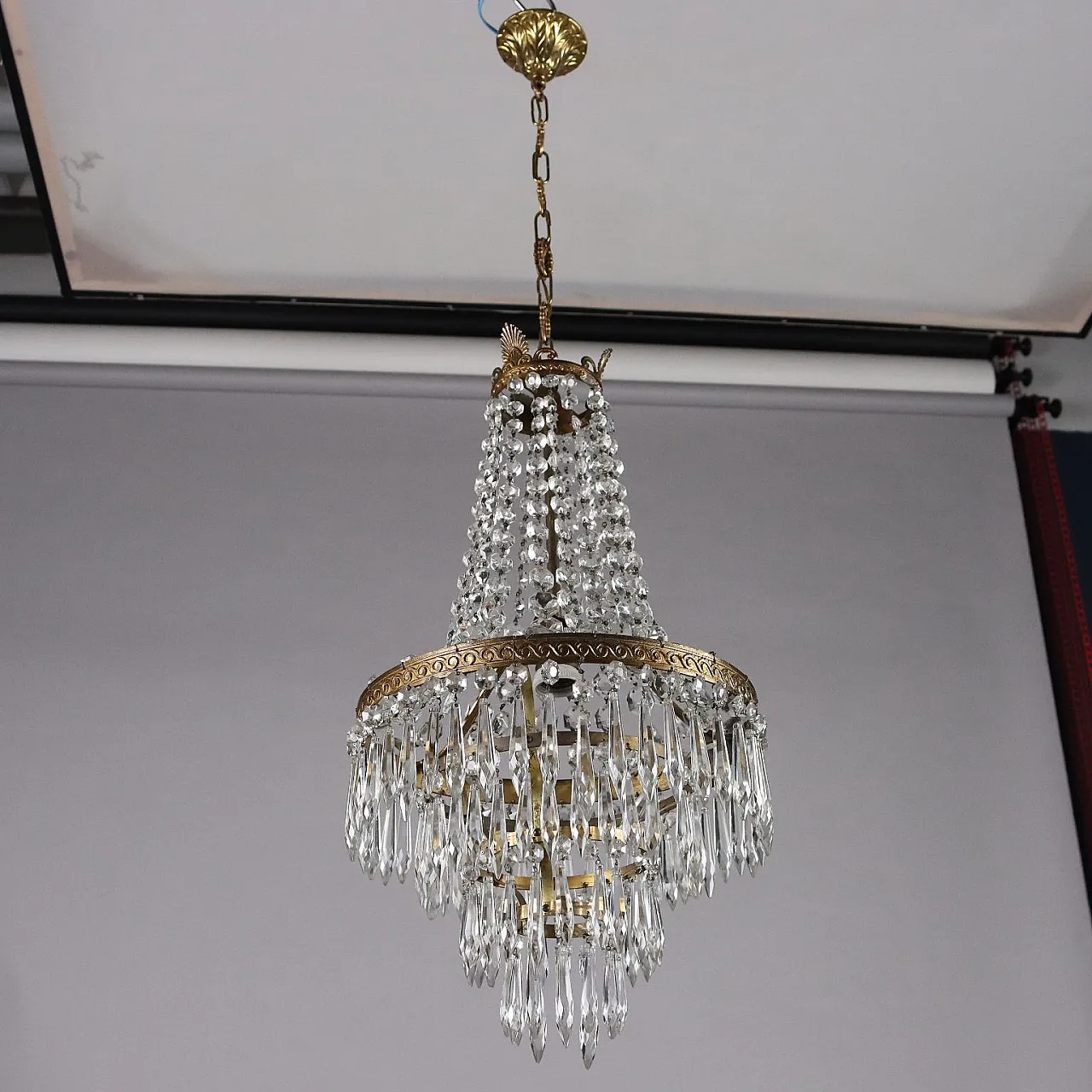 Lampadario a mongolfiera in bronzo dorato e pendenti in vetro 8