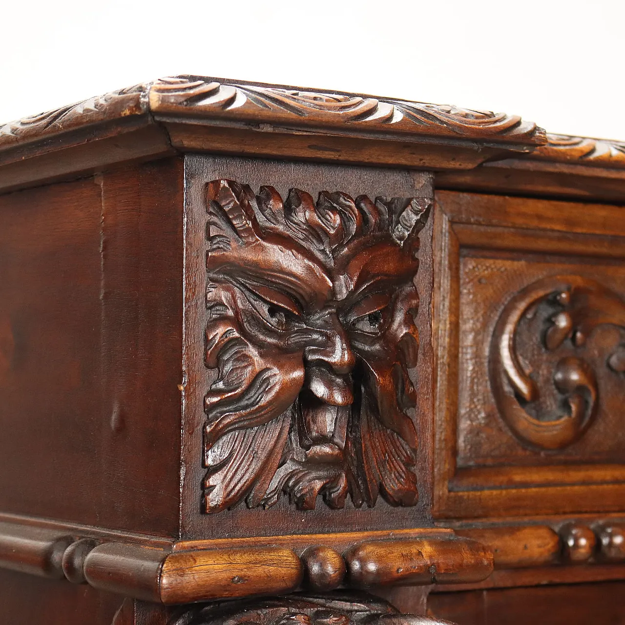 Neo-Renaissance walnut sideboard with carvings, late 19th century 5
