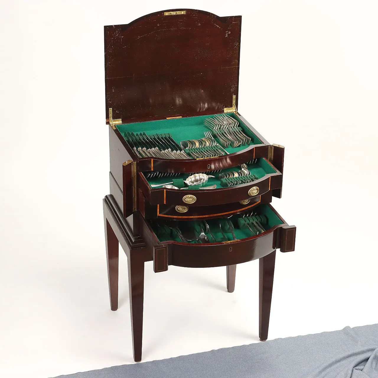 Servizio di posate in argento con mobiletto in mogano, '800 2