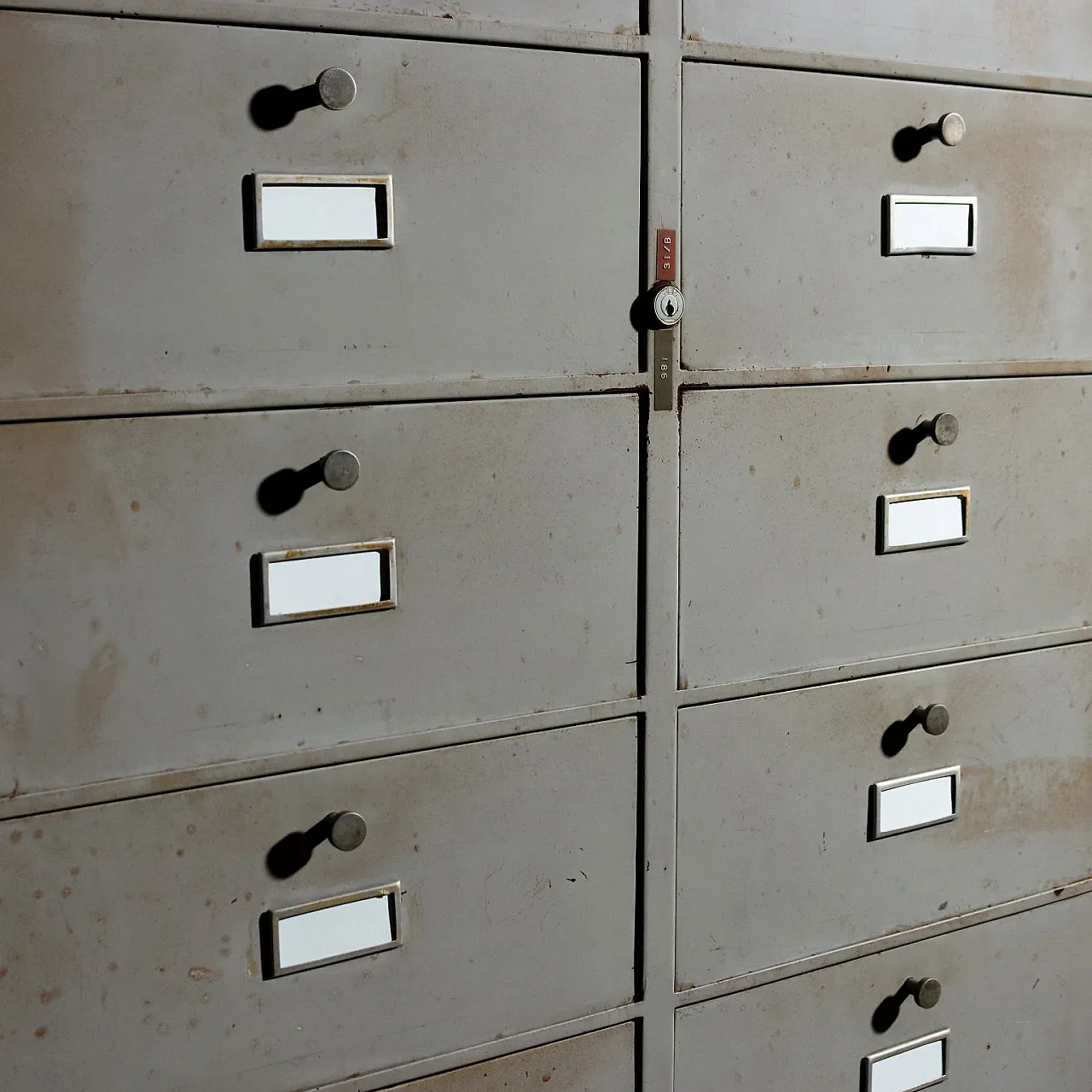 Mobile in stile industriale in metallo smaltato, fine '900 3