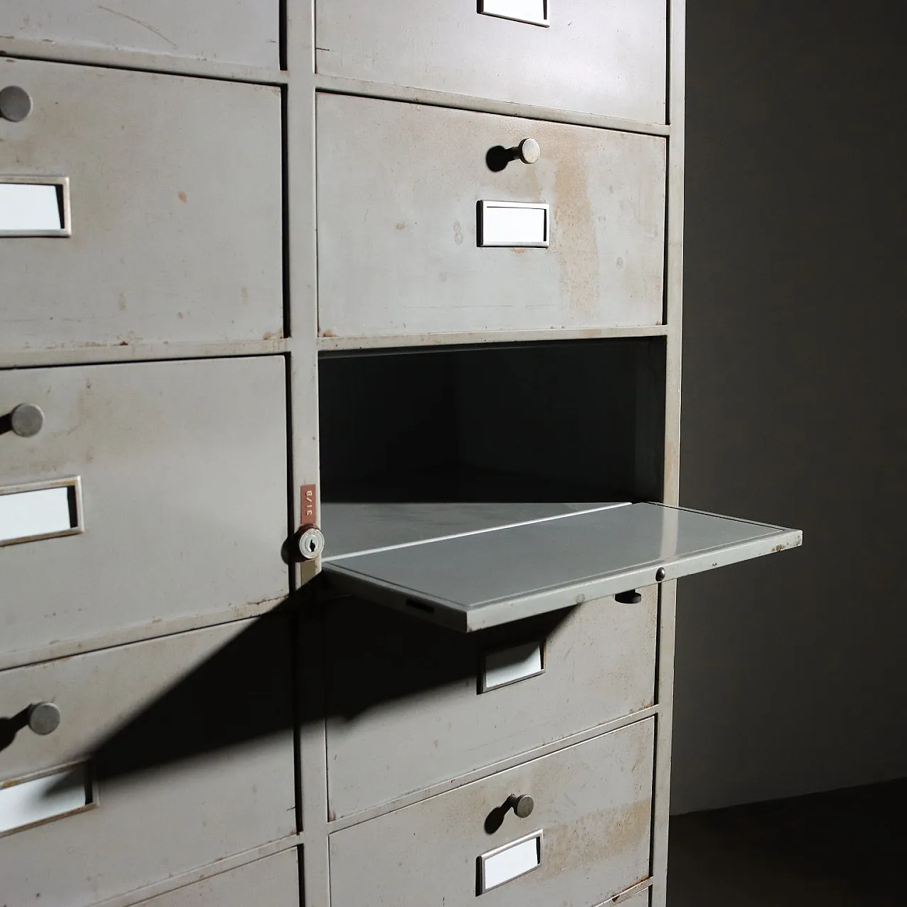 Mobile in stile industriale in metallo smaltato, fine '900 6