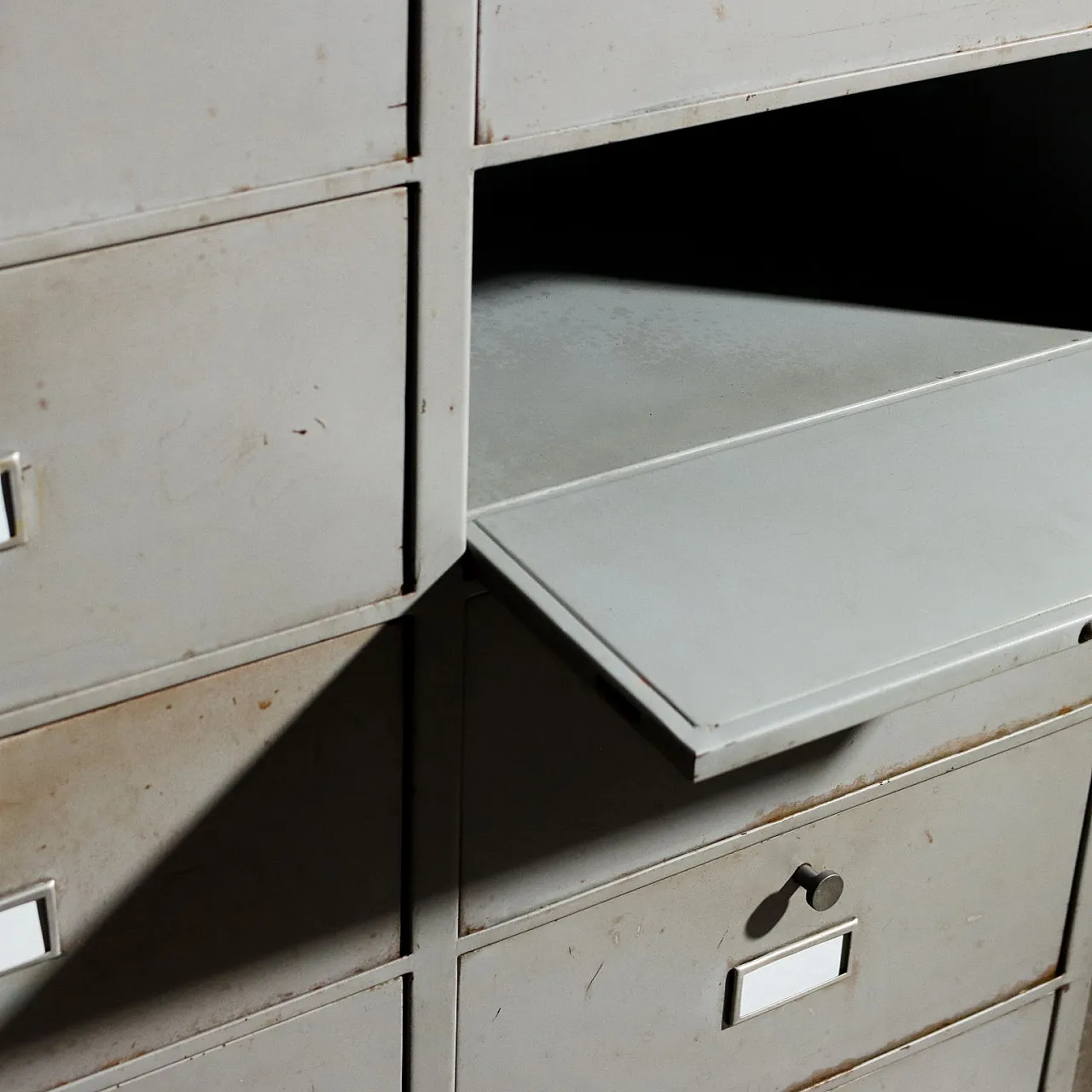 Mobile in stile industriale in metallo smaltato, fine '900 7