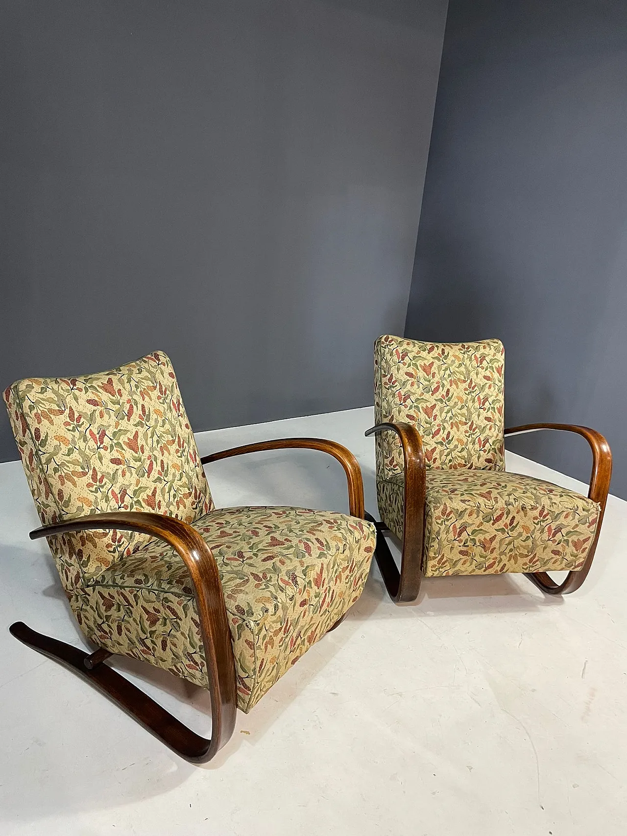 Pair of H269 lounge chairs by Jindřich Halabala, 1930s 2
