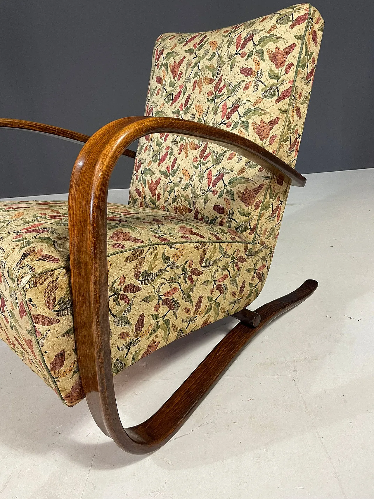 Pair of H269 lounge chairs by Jindřich Halabala, 1930s 3